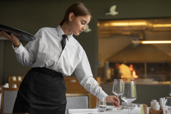 https://proreca.am/images_list/uploaded/image_Uq4rTf4BnX_medium-shot-woman-working-luxury-restaurant.jpg